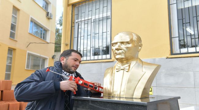 Çiğli Belediyesi’nden Okullara Atatürk büstü