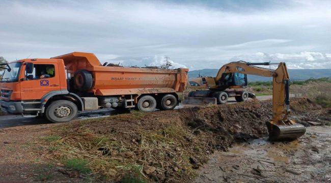 İZSU Selçuk’ta derelerden 17 bin ton malzeme çıkardı